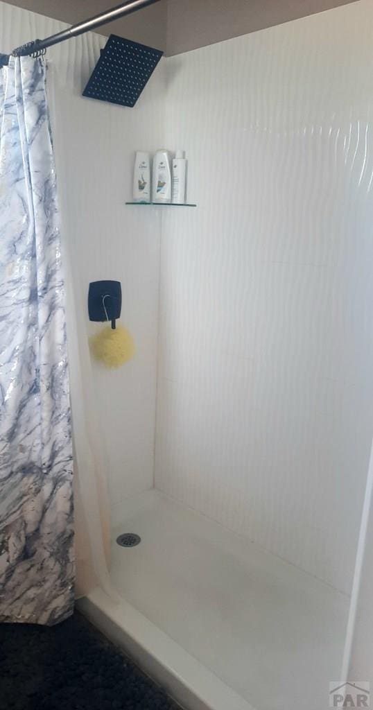 full bathroom featuring a stall shower