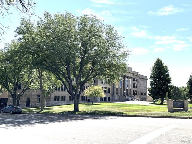 view of front of property with a front yard