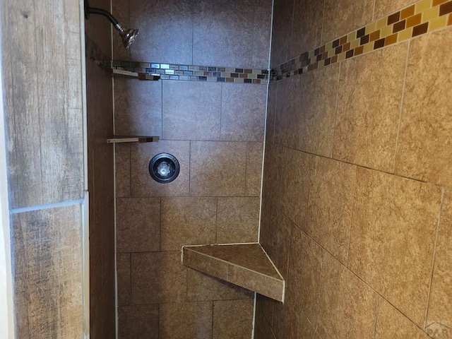 details featuring tiled shower