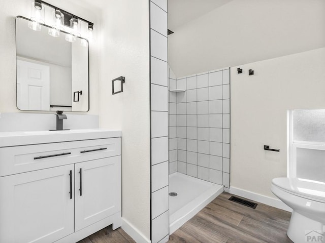 906 E 6th St, Pueblo, CO 81001 - bathroom with vanity, a tile shower, and wood finished floors