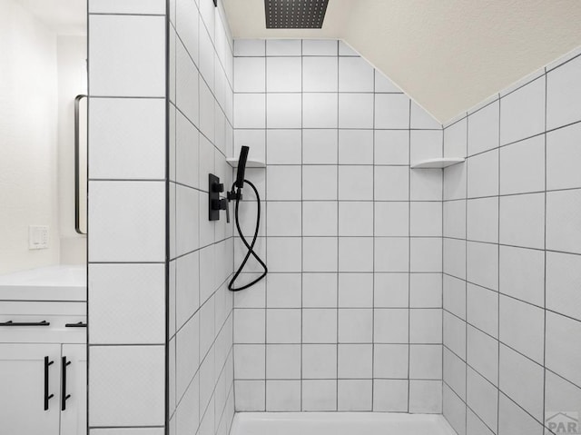 906 E 6th St, Pueblo, CO 81001 - bathroom with vanity, a tile shower, and vaulted ceiling