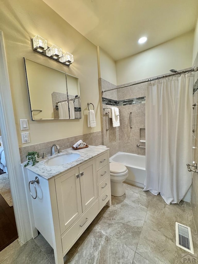 full bathroom with toilet, visible vents, shower / tub combo with curtain, and vanity