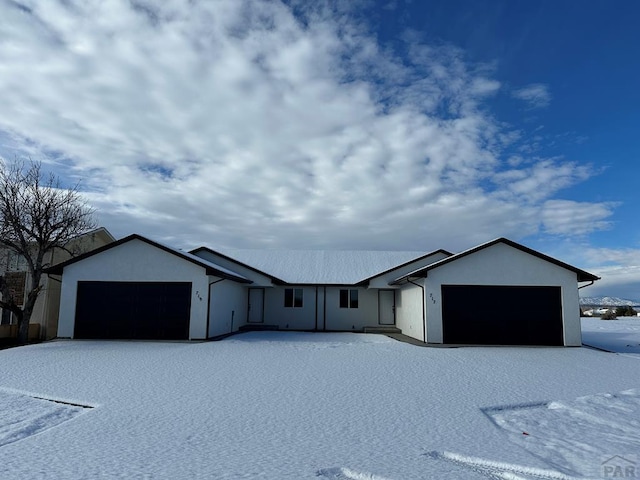 view of front facade featuring a garage and stucco siding