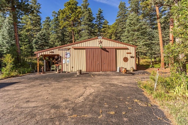 view of pole building featuring aphalt driveway