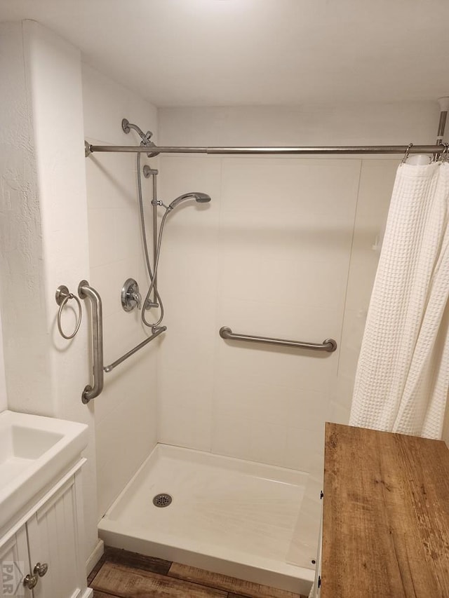 615 San Juan St, Trinidad, CO 81082 - bathroom featuring a tile shower and vanity