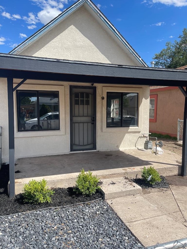 view of exterior entry featuring stucco siding