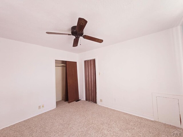 empty room featuring light carpet and a ceiling fan