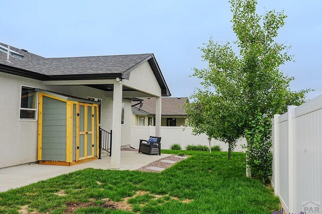 2221 Cliffmoor Ln, Pueblo, CO 81008 - view of yard featuring a patio area