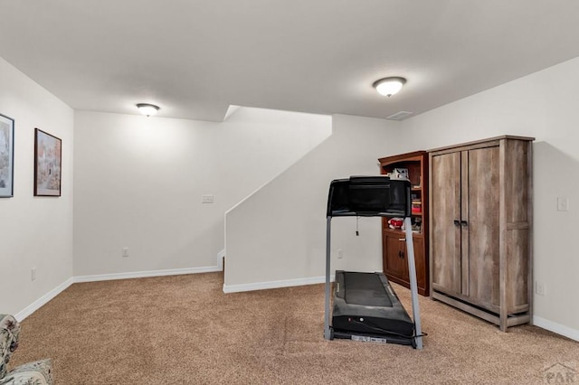 exercise room featuring carpet flooring, visible vents, and baseboards