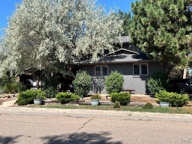 view of front facade with brick siding