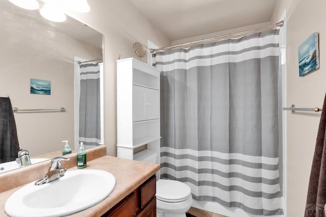 full bath with toilet, curtained shower, and vanity