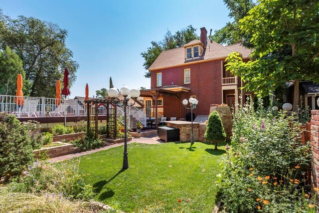 view of yard featuring a vegetable garden