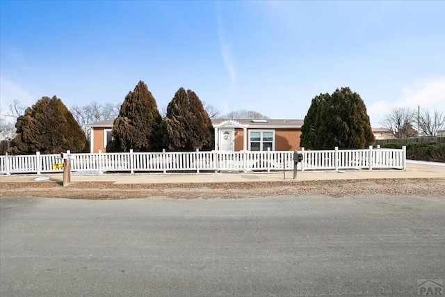 view of front of home with a fenced front yard