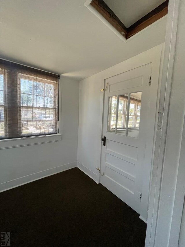 entryway featuring baseboards