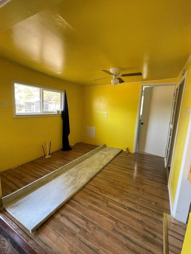 unfurnished bedroom featuring ceiling fan and wood finished floors