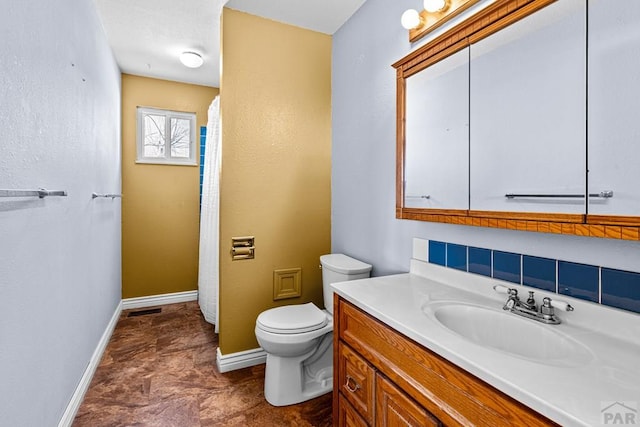 full bathroom featuring visible vents, baseboards, vanity, and toilet