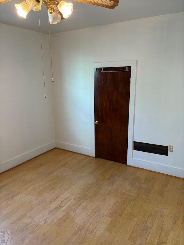 unfurnished room featuring light wood finished floors, ceiling fan, and baseboards