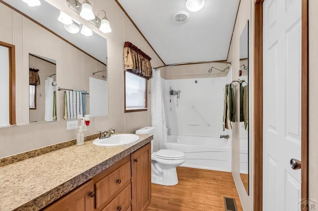 181 6th St, Penrose, CO 81240 - bathroom featuring vaulted ceiling, toilet, vanity, shower / bath combo, and wood finished floors