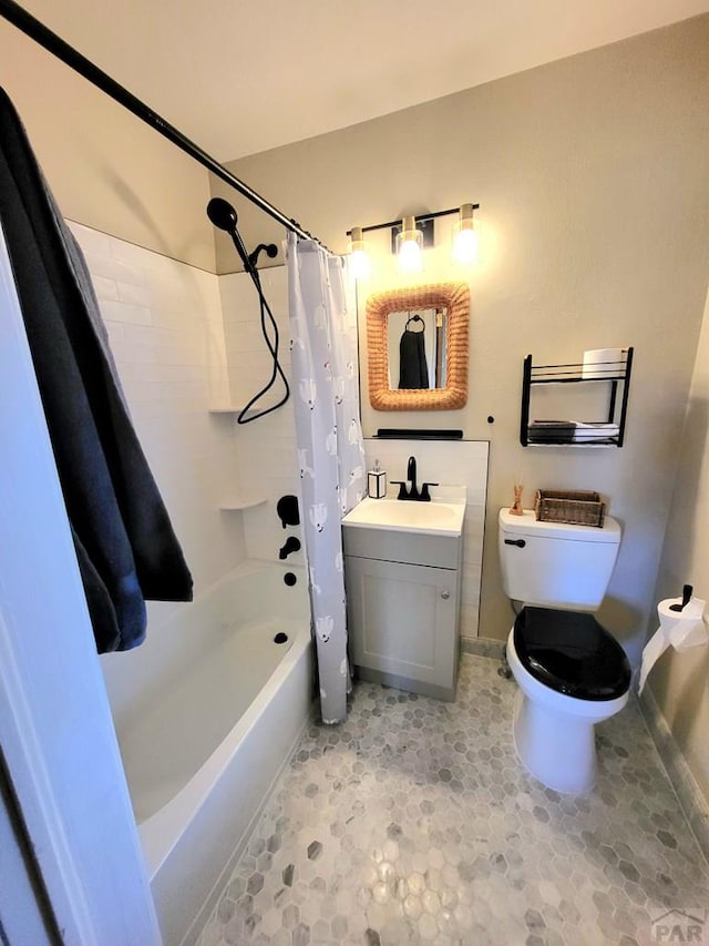 bathroom featuring toilet, vanity, baseboards, and shower / bathtub combination with curtain