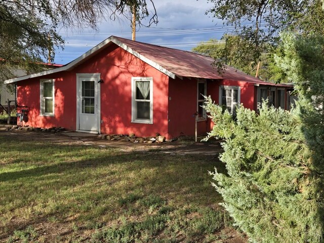 exterior space featuring a lawn