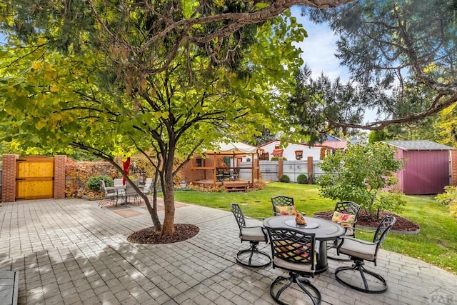 326 W Pitkin Ave, Pueblo, CO 81004 - view of patio featuring outdoor dining space and a gate
