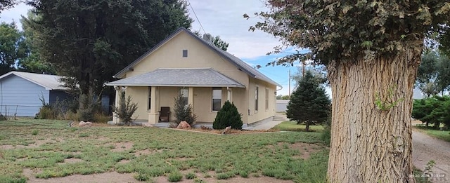 view of front of home featuring a front yard and stucco siding