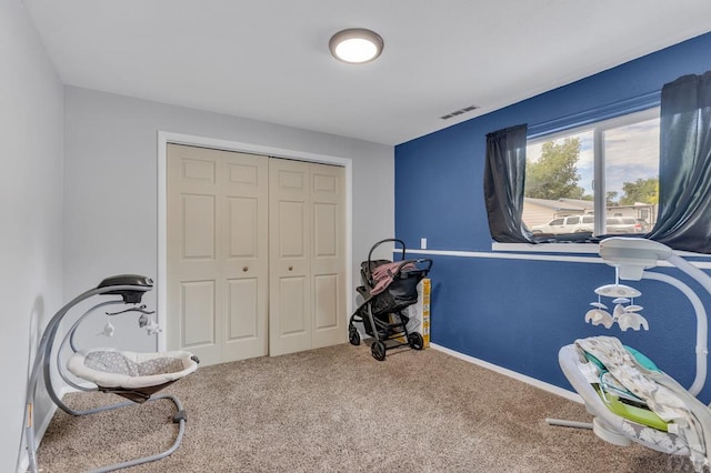 living area with carpet floors, visible vents, and baseboards