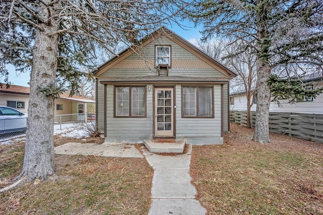 view of front facade with fence and a front lawn