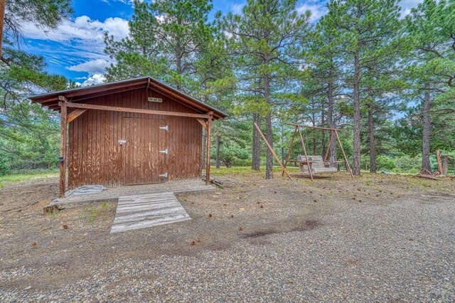 view of outdoor structure featuring an outbuilding