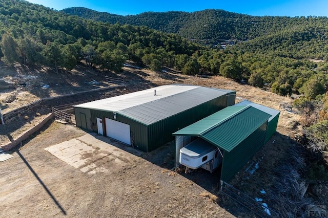 bird's eye view with a wooded view