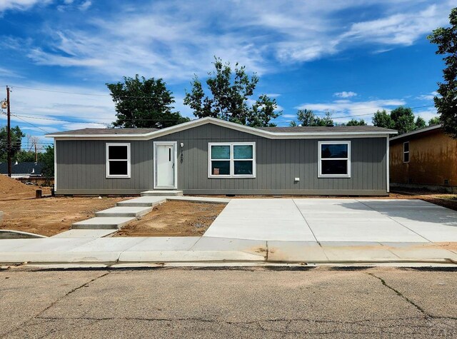 manufactured / mobile home featuring a shingled roof