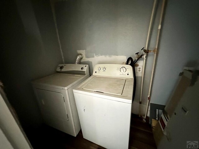 washroom with laundry area and independent washer and dryer