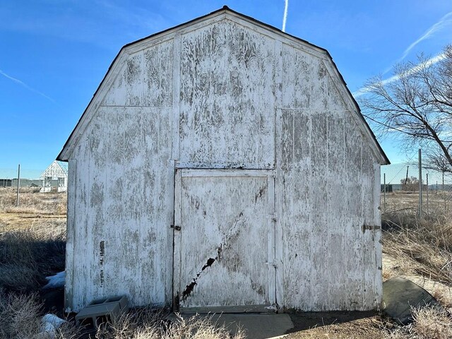 view of outdoor structure with an outbuilding