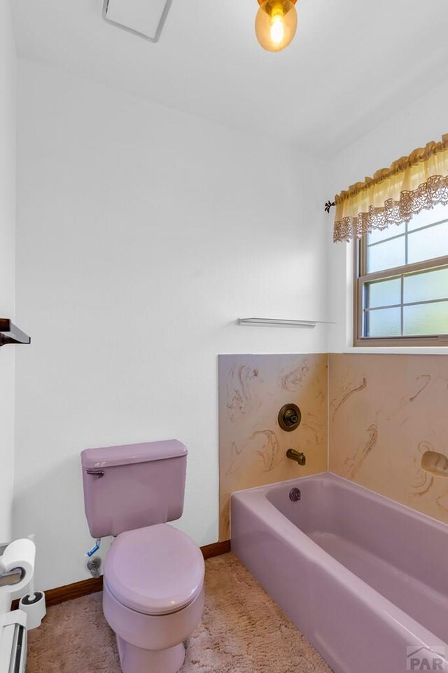 full bath featuring baseboard heating, baseboards, a garden tub, and toilet