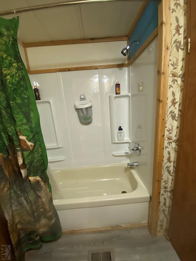 bathroom with visible vents and shower / tub combo with curtain