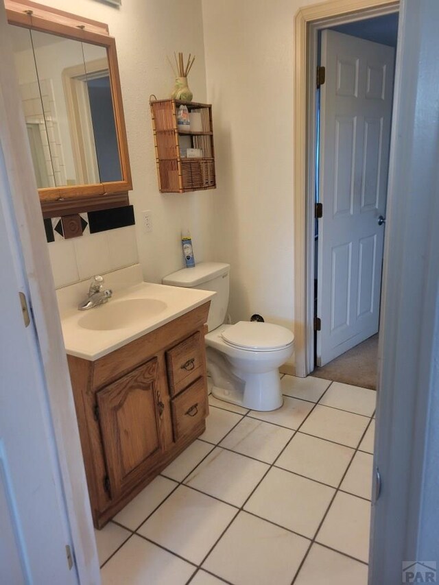 597 Piute Rd, Westcliffe, CO 81252 - bathroom with vanity, tile patterned floors, toilet, and decorative backsplash