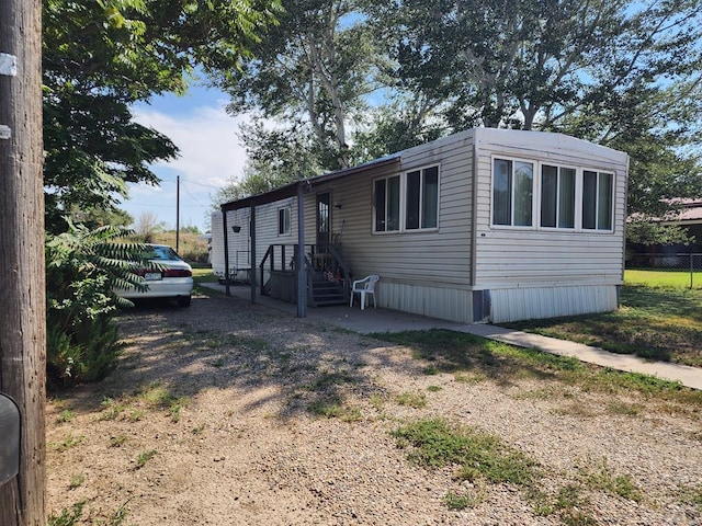 view of front of house with dirt driveway