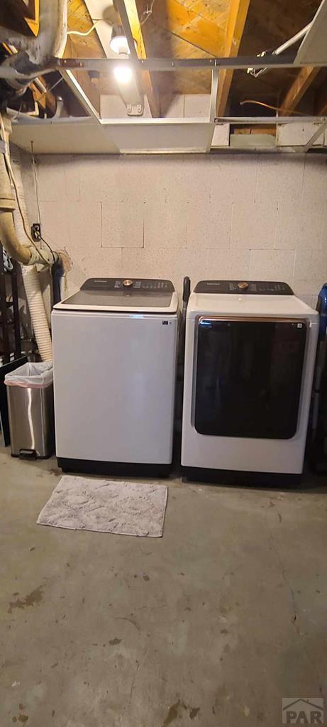 laundry room featuring laundry area and washing machine and clothes dryer