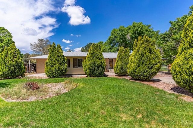 view of front of home featuring a front lawn