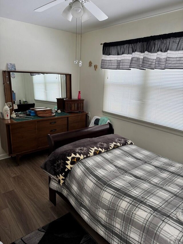 bedroom featuring dark wood finished floors and a ceiling fan