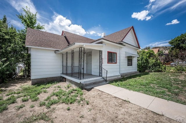 320 E Godding, Trinidad, CO 81082 - bungalow-style house with covered porch, roof with shingles, and a front yard