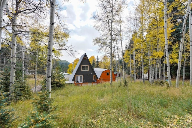 view of yard featuring a view of trees