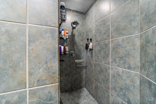 details featuring tiled shower