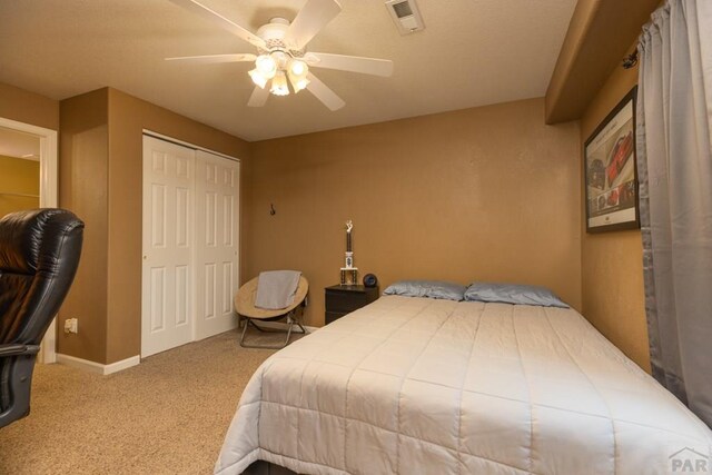 bedroom with visible vents, baseboards, a ceiling fan, carpet, and a closet