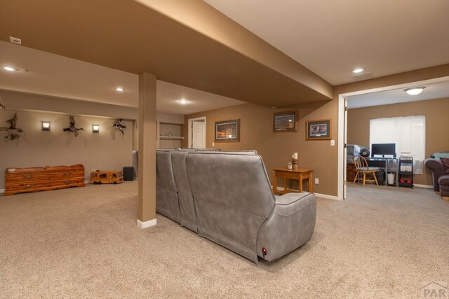 living area featuring baseboards, carpet, and recessed lighting