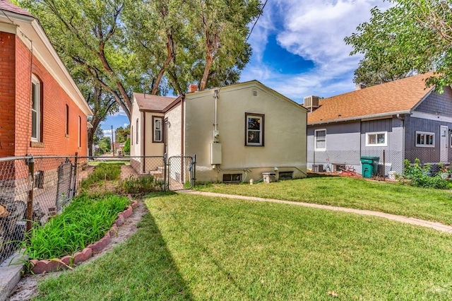 view of front of property featuring a front lawn, fence, and stucco siding