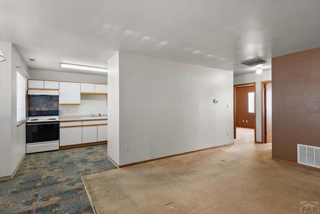 kitchen with electric stove, light countertops, visible vents, plenty of natural light, and under cabinet range hood