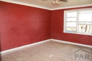 unfurnished room featuring ornamental molding, baseboards, and a ceiling fan