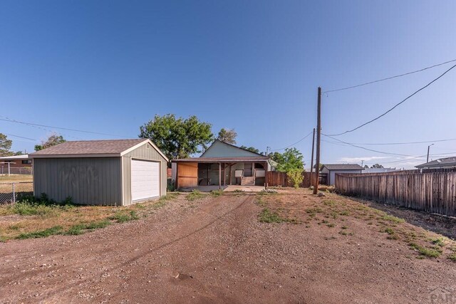 318 E Goddard Ave, Trinidad, CO 81082 - view of yard with an outdoor structure, a garage, and driveway