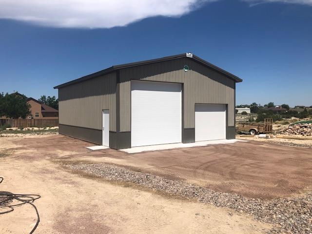 view of outdoor structure with an outbuilding